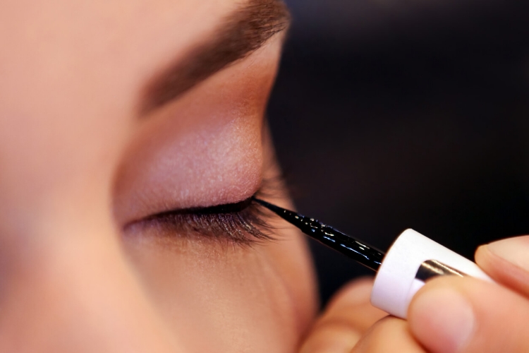 Kolay Eyeliner Nasıl Çekilir: 6 Adımda Deneyin-3 - Saç Bakım Güzellik
