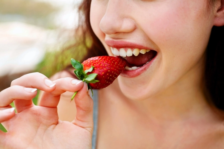 Dişleri Beyazlatmaya Yardımcı Olan 5 Gıda-1 - Saç Bakım Güzellik