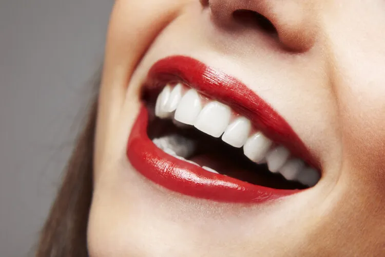 Dişlerinizi Daha Beyaz Gösteren Makyaj Hileleri-3 - Saç Bakım Güzellik