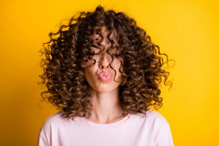Kısa Kıvırcık Saç Modelleri: Kadınlar İçin 11 Fikir-7 - Saç Bakım Güzellik