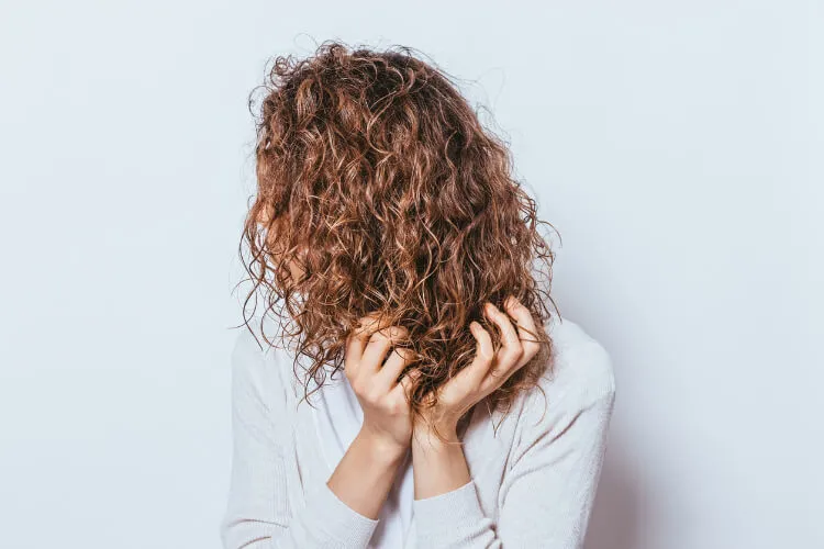 Kıvırcık Saçlılar İçin 5 Yaygın Bakım Hatası-3 - Saç Bakım Güzellik