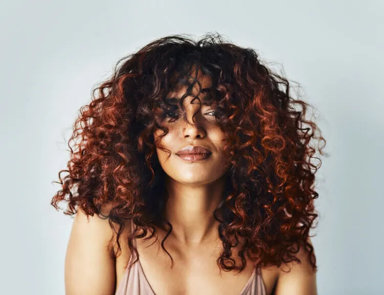 Kıvırcık Saç Ombre Renkleri ve Modellerini Keşfet -5 - Saç Bakım Güzellik