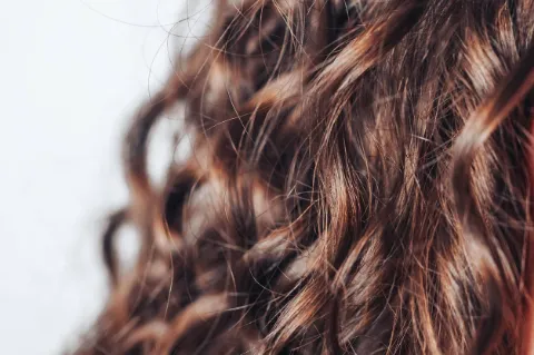 Saçı Kıvırcık Yapma: Evde Kolay ve Pratik Yöntemler-6 - Saç Bakım Güzellik