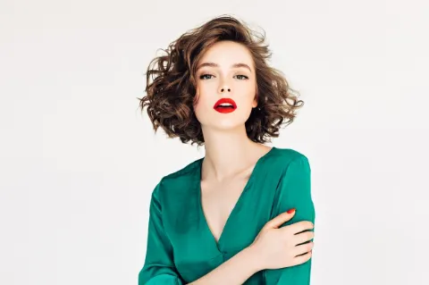 Kısa Kıvırcık Saç Modelleri: Kadınlar İçin 11 Fikir-2 - Saç Bakım Güzellik