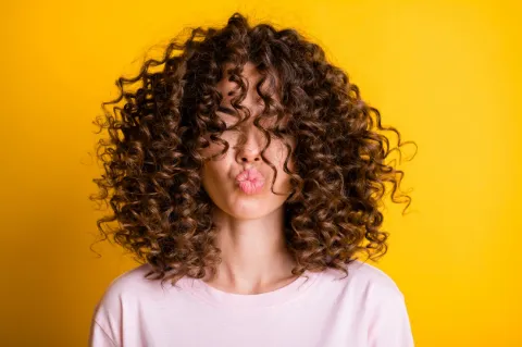 Kısa Kıvırcık Saç Modelleri: Kadınlar İçin 11 Fikir-8 - Saç Bakım Güzellik