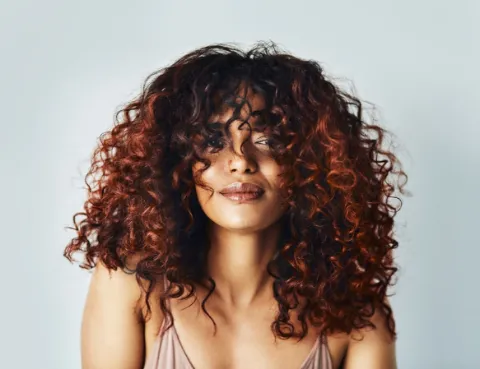Kıvırcık Saç Ombre Renkleri ve Modellerini Keşfet -6 - Saç Bakım Güzellik