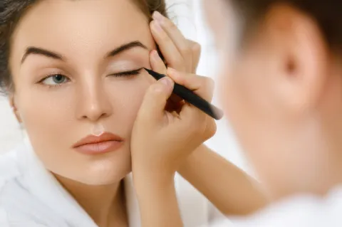 Kolay Eyeliner Nasıl Çekilir: 6 Adımda Deneyin-2 - Saç Bakım Güzellik